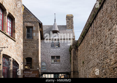 Les façades historiques de bridge house à l'intérieur de abbaye du Mont-Saint-Michel, France Banque D'Images