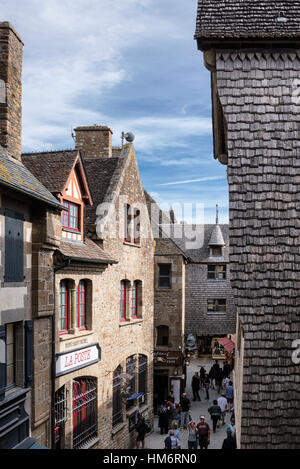 Vue de dessus sur les façades historiques à l'intérieur des bâtiments abbaye du Mont-Saint-Michel, France Banque D'Images