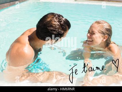 Image composite du couple dans la piscine et le texte en noir Banque D'Images