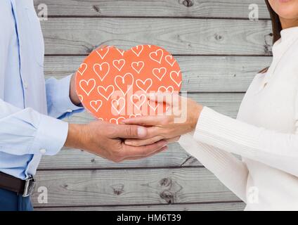 Couple holding heart shape box Banque D'Images
