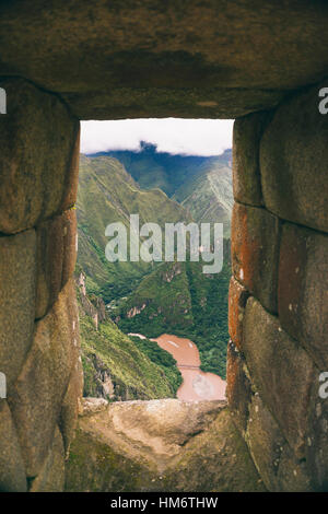 Vue panoramique de la montagne vue à travers la fenêtre vieille ruine à Machu Picchu Banque D'Images