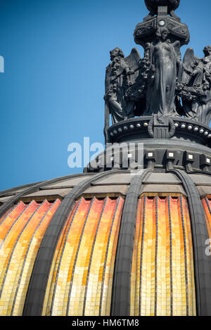 MEXICO, Mexique — statues au-dessus du dôme principal du Palacio de Bellas Artes à Mexico. Au sommet se trouve un aigle mexicain. Sous cela se trouve une série de figures représentant les arts dramatiques Le Palacio de Bellas Artes abrite le Théâtre national du Mexique. Avec son extérieur mêlant style néo-classique et Art nouveau et son intérieur Art déco, il est largement considéré comme le plus beau bâtiment de Mexico. Il date du début du 20th siècle et se trouve dans le quartier historique Centro de Mexico, classé au patrimoine mondial de l'UNESCO. Banque D'Images