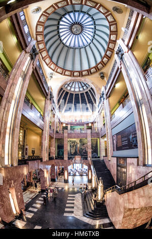 Museo Del Palacio de Bellas Artes main Hall Mexico // MEXICO CITY, Mexique — le hall principal du Museo del Palacio de Bellas Artes présente une architecture Art déco avec des colonnes de marbre et des puits de lumière ornés d'un dôme. Ce vestibule central sert d'entrée principale aux galeries murales du musée, qui abritent des œuvres d'artistes mexicains de premier plan tels que Diego Rivera, David Alfaro Siqueiros et José Clemente Orozco. Le Palacio de Bellas Artes, achevé en 1934, combine des éléments extérieurs Art Nouveau avec des intérieurs Art déco et fonctionne comme le premier centre culturel du Mexique. Le bâtiment ho Banque D'Images