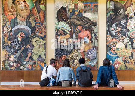 Carnaval de Diego Rivera de la vie mexicaine fresque Palacio de Bellas Artes Mexico / MEXICO City, Mexique — les visiteurs observent la fresque murale de Diego Rivera de 1936 *Carnaval de la vie mexicaine* à l'intérieur du Palacio de Bellas Artes. Rivera a peint à l'origine la composition en quatre panneaux pour l'Hôtel Reforma. L'intérieur Art Déco environnant a ouvert ses portes en 1934 après près de trois décennies de construction. Banque D'Images