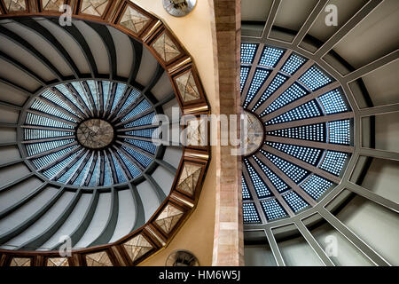 Palacio de Bellas Artes Dôme en vitrail Mexico // MEXICO CITY, Mexique — le Palacio de Bellas Artes est le premier centre culturel et lieu de spectacle du Mexique. Le bâtiment combine des éléments extérieurs Art Nouveau avec des intérieurs Art déco, avec des colonnes de marbre et des coupoles ornées d'un dôme. Achevé en 1934, ce monument national accueille de grandes expositions, des spectacles d'opéra, de danse et de théâtre. La salle montrée sur votre photo est le hall du Museo del Palacio de Bellas Artes, spécifiquement situé sous le dôme de vitraux principal dans l'intérieur Art déco du Palacio de Bellas A. Banque D'Images