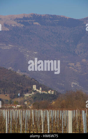 Ce château est la maison de l'évêque de Vittorio Veneto depuis l'époque médiévale, lorsque l'évêque était le seigneur de toutes les collines environnantes. Albino Luc Banque D'Images