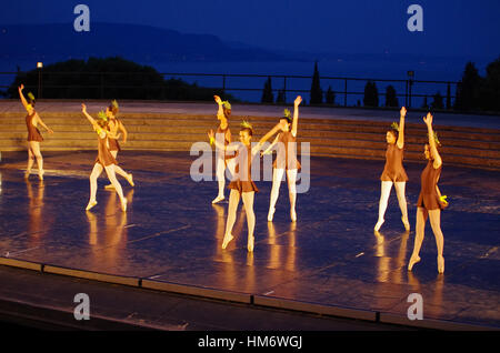 GARDONE,IL - CIRCA juin,2013 - Groupe de danseurs sur la scène de Vittoriale's theatre. Le théâtre ressemble à la grec ancien théâtre en plein air, il ond' Banque D'Images