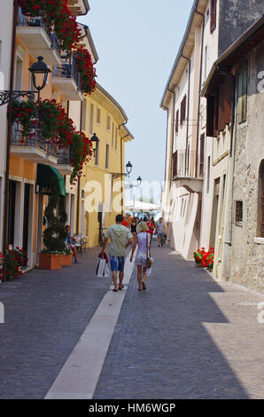 BARDOLINO, - circa 2013, JUIN - Touristes marcher sur Bardolino street, près de la rive du lac de Garde. Banque D'Images