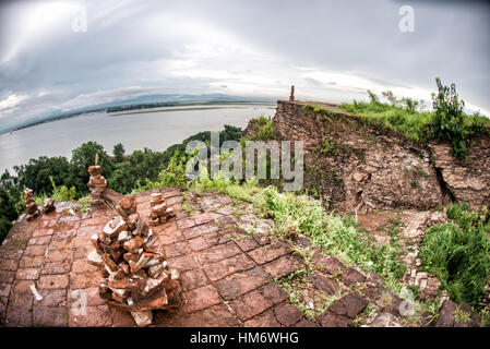 MINGUN Mingun Pahtodawgyi, Myanmar -, également connu sous le nom de la pagode inachevée de Mingun, a été commandé par le roi Bodawpaya en 1790. La structure actuelle est à 50 mètres de hauteur ; les plans d'atteindre une hauteur totale de 150 mètres une fois rempli. La structure est solide et entièrement construite de briques. Un earthquaker en mars 1839 tore de grandes fissures dans la structure. Banque D'Images