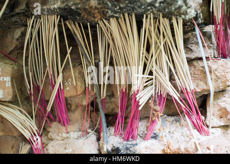 MINGUN, Myanmar - d'encens sont brûlées par les visiteurs de la pagode inachevée et sont insérés dans les écarts entre les briques. Mingun Pahtodawgyi, également connu sous le nom de la pagode inachevée de Mingun, a été commandé par le roi Bodawpaya en 1790. La structure actuelle est à 50 mètres de hauteur ; les plans d'atteindre une hauteur totale de 150 mètres une fois rempli. La structure est solide et entièrement construite de briques. Un earthquaker en mars 1839 tore de grandes fissures dans la structure. Banque D'Images