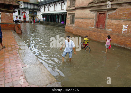 Katmandou,NP - circa 2012 - Août, place principale de Katmandou inondé après de fortes pluies de mousson. Banque D'Images