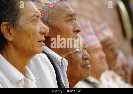 Katmandou,NP - circa 2012 août - Les visages de personnes âgées hommes népalais à Durbar Square. Le Népal sera frappé par un grand tremblement de terre en 2015. Banque D'Images