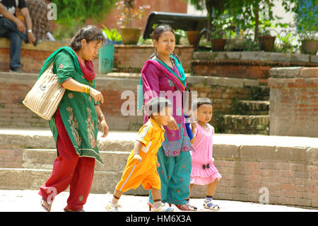 Katmandou,NP - circa 2012 - août, deux femmes avec des enfants à pied à Durbar Square. Le Népal sera frappé par un grand tremblement de terre en 2015. Banque D'Images