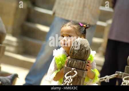 Katmandou,NP - CIRCA AOÛT 2012 - Jeune fille népalaise se cacher de sa mère à Durbar Square. Le Népal sera frappé par un grand tremblement de terre en 2015. Banque D'Images