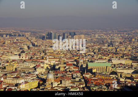 Vue aérienne de Naples, vers le quartier des affaires. Banque D'Images