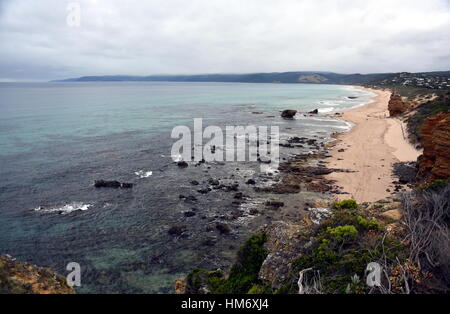 Paysage côtier de l'océan. Vue de Split Point Lighthouse à Aireys Inlet, sur la Great Ocean Road. Célèbre attraction touristique à Victoria, Aust Banque D'Images