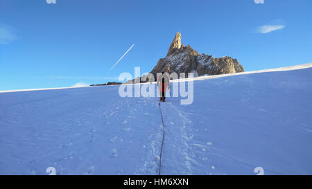 Grimpeur sur le glacier en direction de la Dent du Géant Banque D'Images