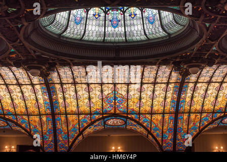 MEXICO, Mexique — l'intérieur somptueux du Gran Hotel de la Ciudad de Mexico, un joyau architectural au cœur de la ville. Connu pour son magnifique plafond en vitraux Tiffany et son style Art Nouveau, il témoigne du riche patrimoine culturel et architectural du Mexique. Banque D'Images