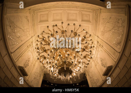 Gran Hotel Ciudad de Mexico Chandelier Mexico // MEXICO CITY, MEXICO — Un grand lustre orné est accroché à l'entrée du Gran Hotel Ciudad de Mexico, un monument architectural situé à un coin de la Zócalo dans le centre historique de Mexico. L'hôtel, construit au début du XXe siècle, est réputé pour son architecture Art Nouveau et son design intérieur luxueux. Le bâtiment servait à l'origine de grand magasin avant d'être transformé en hôtel, préservant bon nombre de ses éléments décoratifs d'origine. Le Gran Hotel surplombe la Zócalo, la place principale de Mexico et l'une des Lar Banque D'Images
