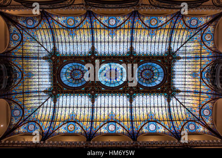 MEXICO, Mexique — l'intérieur somptueux du Gran Hotel de la Ciudad de Mexico, un joyau architectural au cœur de la ville. Connu pour son magnifique plafond en vitraux Tiffany et son style Art Nouveau, il témoigne du riche patrimoine culturel et architectural du Mexique. Banque D'Images