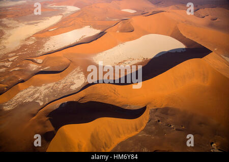 Vue aérienne de dunes de sable et d'argile blanche casseroles,désert du Namib, le parc de Namib Naukluft, Namibie, par Monika Hrdinova/Dembinsky Assoc Photo Banque D'Images