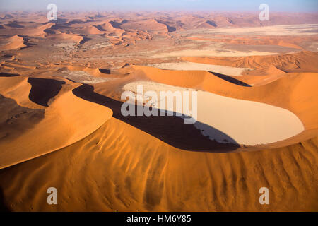 Dunes de sable, d'argile blanche, le sel pan pan, Deadvlei, Sossusvlei, désert du Namib, Namibie Namib Naukluft, Pk, par Monika Hrdinova/Dembinsky Assoc Photo Banque D'Images