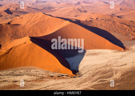 Antenne de l'antenne de dunes de sable et d'argile blanche casseroles,désert du Namib, le parc de Namib Naukluft, Namibie, par Monika Hrdinova/Dembinsky Assoc Photo Banque D'Images