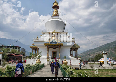 Les touristes et les Bhoutanais se rassemblent autour du National Memorial Chorten situé à Thimphu, Bhoutan pour la prière et la bénédiction, Banque D'Images