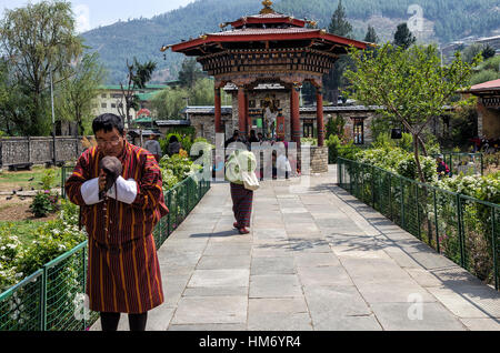 Thimphu, Bhoutan - le 9 avril 2016 : les touristes et les Bhoutanais se rassemblent autour du National Memorial Chorten situé à Thimphu pour la prière et la bénédiction. Banque D'Images