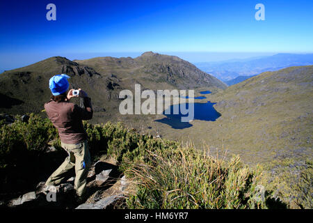 Les touristes à la recherche au lac Chirripó à partir du sommet du Mont Chirripó, Costa Rica (la plus haute montagne de 3820m). Parc National Chirripó, Costa Rica. Banque D'Images