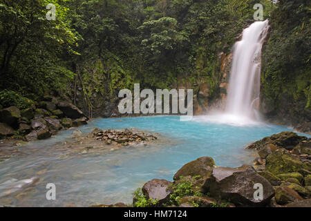 Rio Celeste (bleu) de la rivière Cascade dans le Parc National du Volcan Tenorio, le Costa Rica. La coloration bleue est le résultat du soufre dans le volcan s'infiltre Banque D'Images