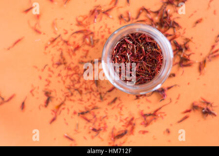 Petit pot de safran sur fond orange Banque D'Images
