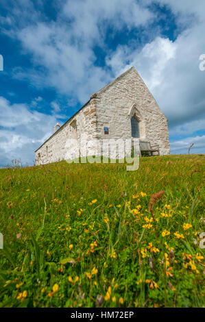 Cwyfan Église église dans la mer anglesy. L'église avait un mur défensif construit tout autour pour éviter les errosion, il siège maintenant seul dans la baie coupée Banque D'Images