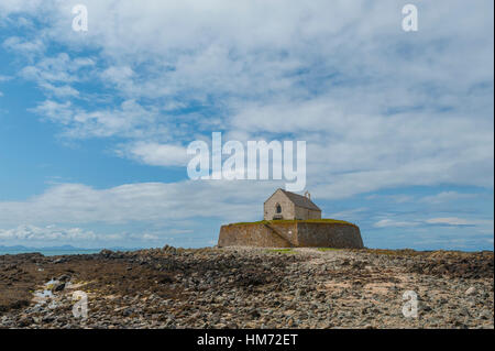 Cwyfan Église église dans la mer anglesy. L'église avait un mur défensif construit tout autour pour éviter les errosion, il siège maintenant seul dans la baie coupée Banque D'Images