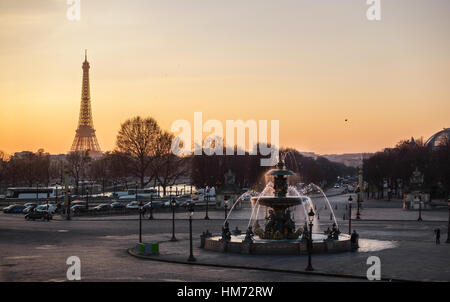 Place de la Concorde et la Tour Eiffel au coucher du soleil à Paris, France Banque D'Images