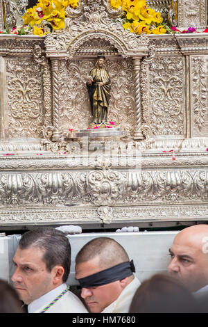 MALAGA, ESPAGNE - 20 mars : Porteurs sous une lourde silver trône dans la procession du Dimanche des Rameaux (Pollinica) Banque D'Images