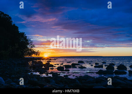 Magnifique coucher de soleil sur la côte de la mer Baltique de Stony, cloudscape colorés Banque D'Images