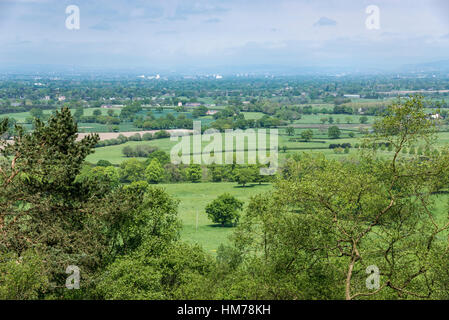 Champs verts dans la campagne du Cheshire vus de Alderley Edge. Un paysage d'été anglais. Banque D'Images