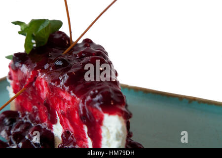 Cheesecake isolated on white close-up Banque D'Images