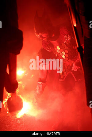 Les membres de l'équipe de Jarl leur lumière des torches avant de marcher dans les rues de Lerwick pendant l'Up Helly Aa festival viking sur les îles Shetland. Banque D'Images