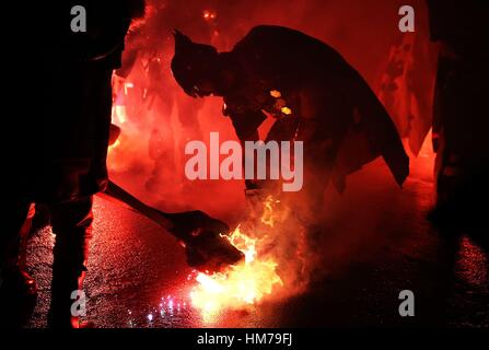 Les membres de l'équipe de Jarl leur lumière des torches avant de marcher dans les rues de Lerwick pendant l'Up Helly Aa festival viking sur les îles Shetland. Banque D'Images