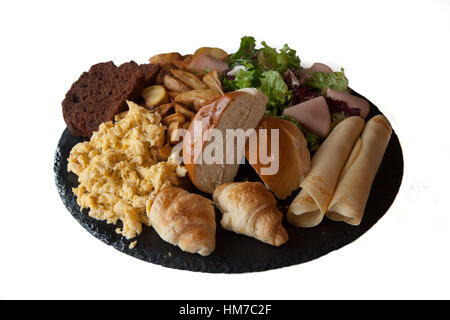 Le petit-déjeuner avec des œufs brouillés et omelettes Crêpes isolated on white Banque D'Images