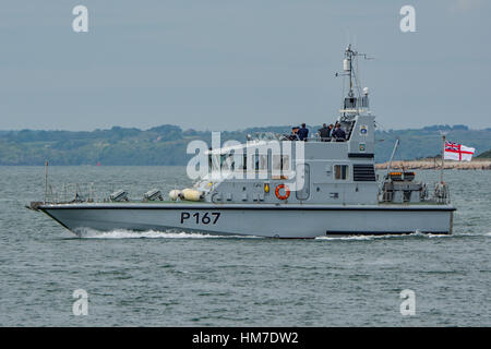 Le HMS Exploiter (P167) au départ de Portsmouth. Banque D'Images