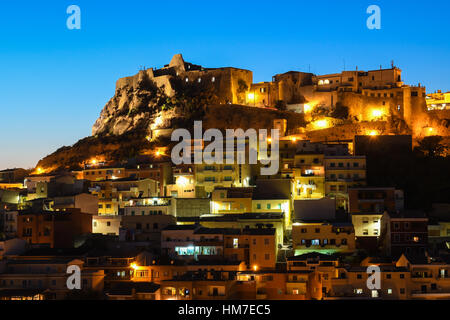 La vieille ville de Castelsardo avec un château Banque D'Images