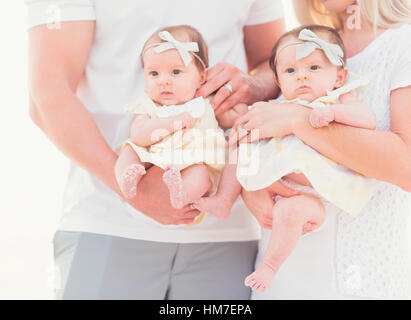 Studio Shot Portrait De Deux Filles De Bebe 2 5 Mois Avec Les Parents Photo Stock Alamy