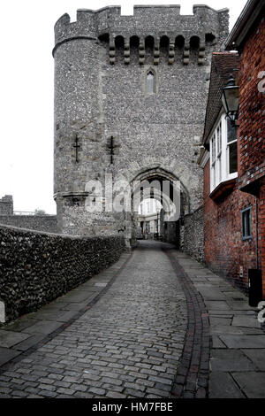 Rue pavée menant au château de Lewes Gate, Lewes, East Sussex, la rue pavée et château de lewes gate sont en noir et blanc de l'ib et le quartier historique de b Banque D'Images