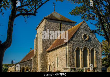 L'église Sainte-Marguerite à Rottingdean, East Sussex, Angleterre. Moulin à vent avec en arrière-plan Banque D'Images