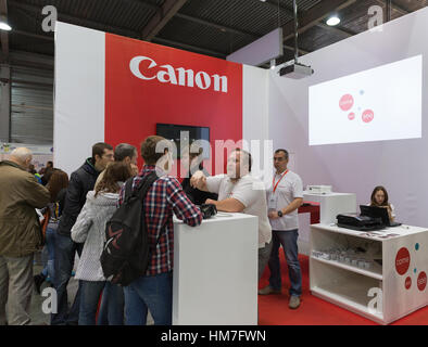 KIEV, UKRAINE - le 11 octobre 2015 : essais photographiques professionnels visiteurs sur stand Canon au cours de l'ECO 2015, la plus grande du commerce électronique sho Banque D'Images