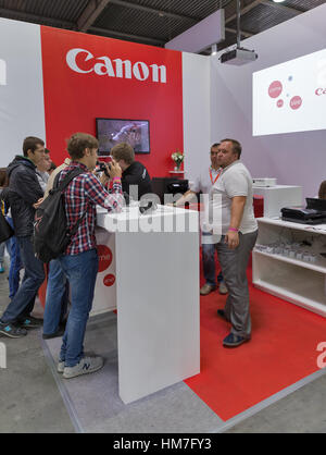 KIEV, UKRAINE - le 11 octobre 2015 : essais photographiques professionnels visiteurs sur stand Canon au cours de l'ECO 2015, la plus grande du commerce électronique sho Banque D'Images