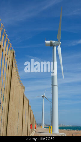 Éoliennes sur le mur du port à Shoreham dans le West Sussex, Angleterre Banque D'Images